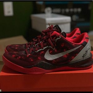 Kobe 8’s size 7.5 men equivalent to 9/9.5 women